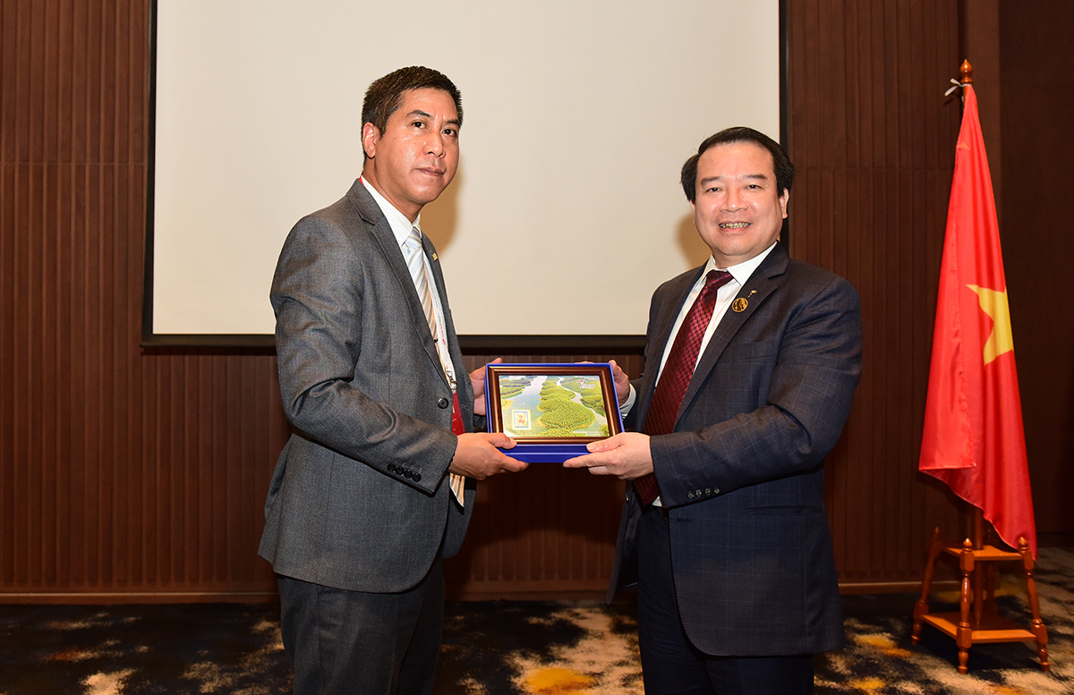  Phó Tổng cục trưởng Hà Văn Siêu tặng quà lưu niệm ông Paul Prungkarn